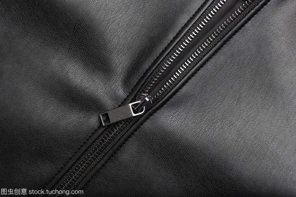 打開拉鏈在黑色皮革表面上